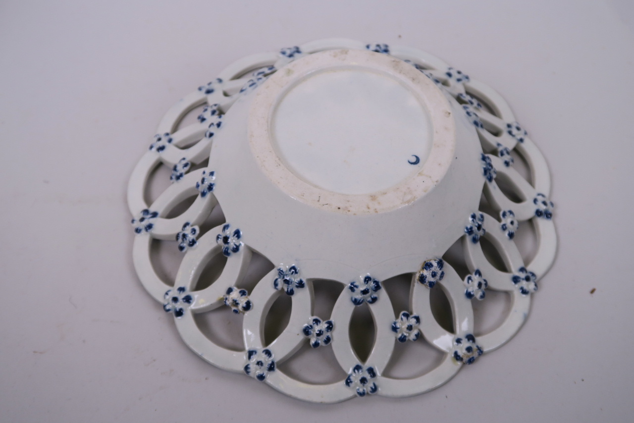 A C18th Worcester blue and white basket, with pierced sides and pinecone decoration, 8" diameter - Image 3 of 4