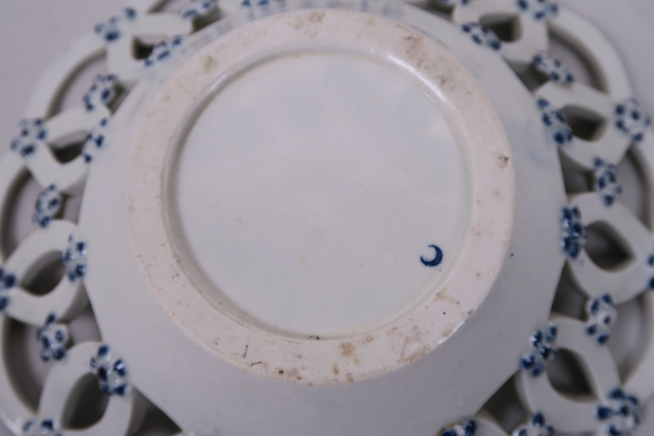 A C18th Worcester blue and white basket, with pierced sides and pinecone decoration, 8" diameter - Image 4 of 4