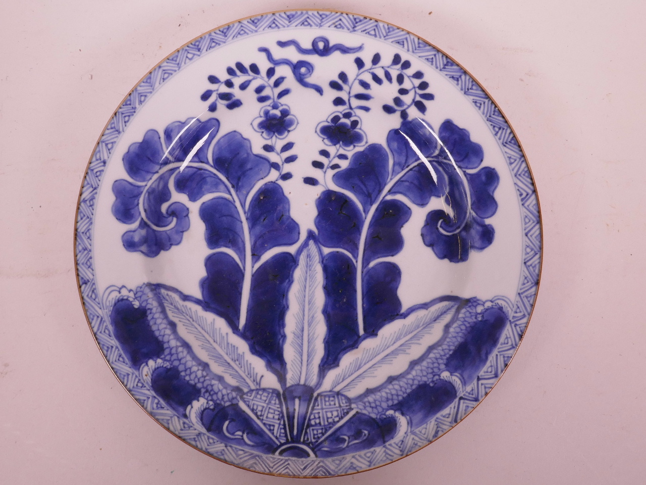 An C18th or C19th Chinese blue and white porcelain tobacco leaf pattern plate, 9" diameter