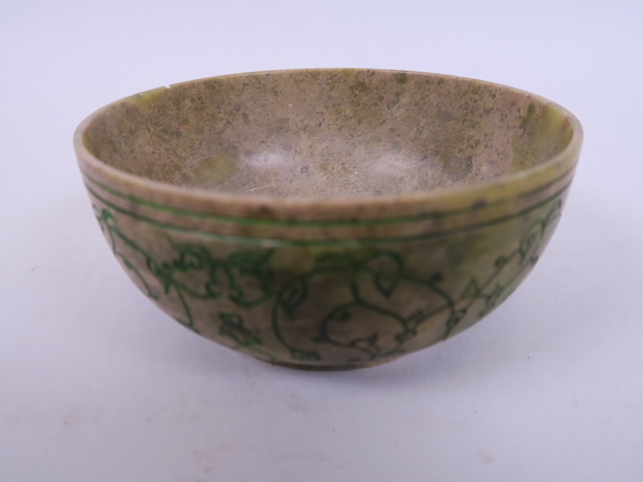 An Islamic soapstone bowl with green highlighted engraved decoration, 4½" diameter (chip to rim) - Bild 2 aus 4