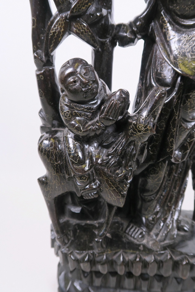 A Chinese carved and ebonised hardwood Quan Yin and child, with inset silver wire decoration, 17½" - Bild 3 aus 4