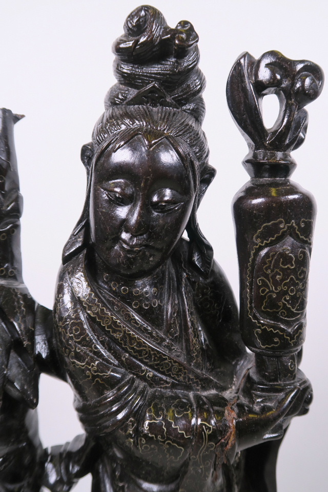 A Chinese carved and ebonised hardwood Quan Yin and child, with inset silver wire decoration, 17½" - Bild 4 aus 4