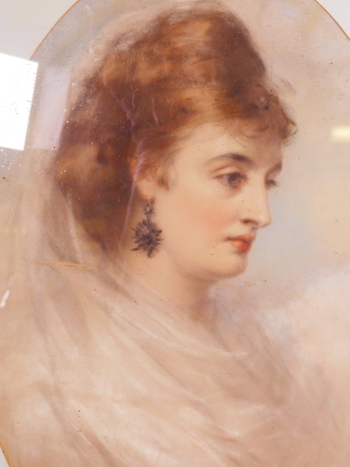 A C19th pastel, portrait of a lady, in gilt frame, 26" x 18" - Image 2 of 3