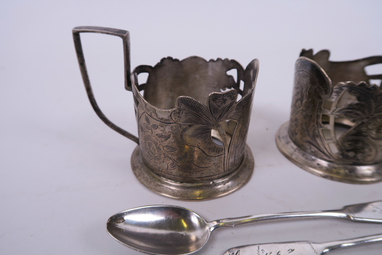 A pair of Russian silver plated tea glass holders with engraved floral decoration, and a set of four - Bild 3 aus 4