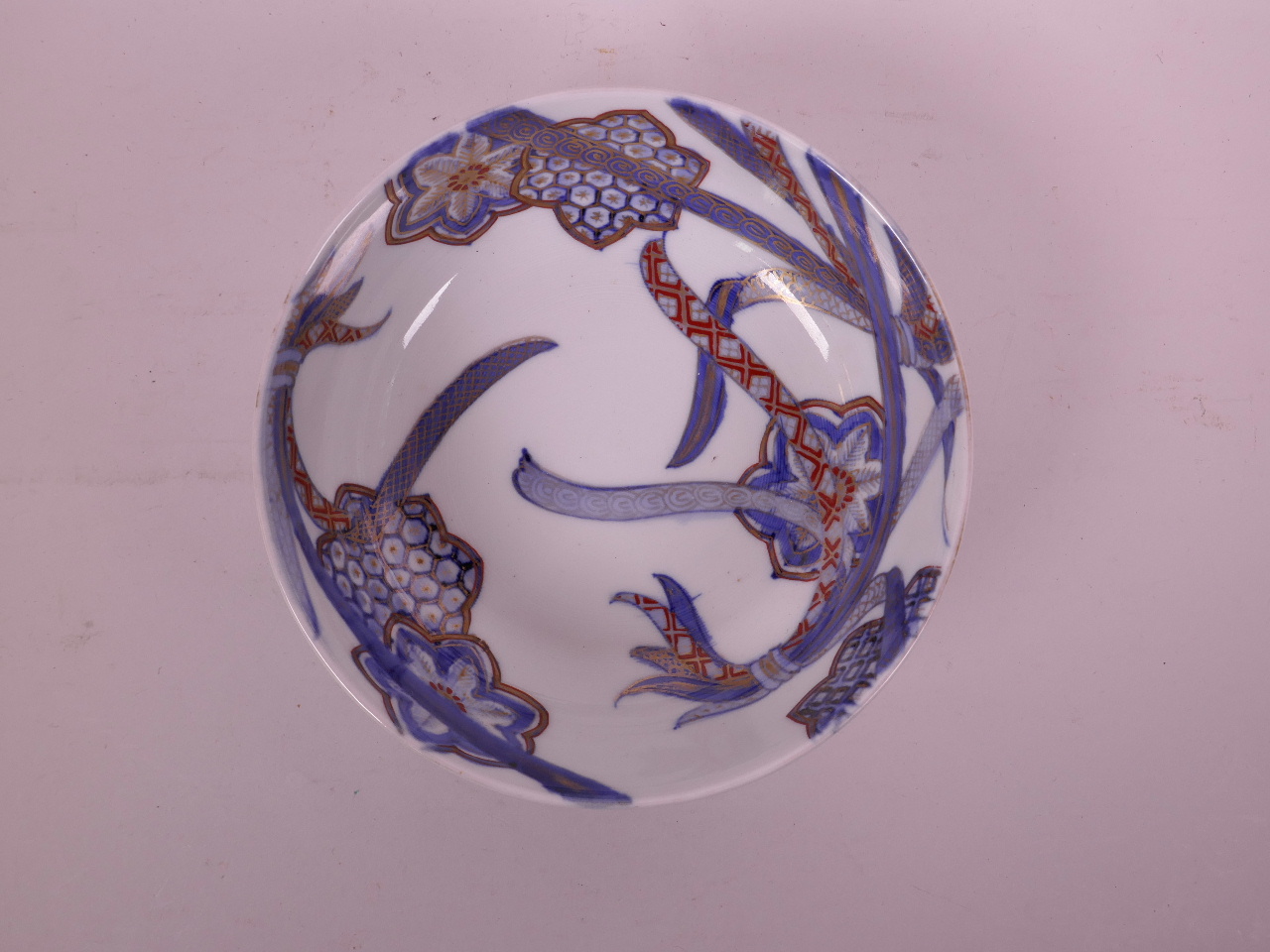 A Japanese porcelain bowl with Imari decoration, mark to base, 7½" diameter - Image 2 of 3