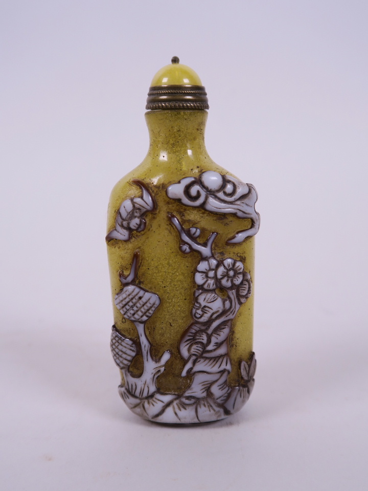 A Peking glass snuff bottle, with decoration of travelling figures, 3½" high