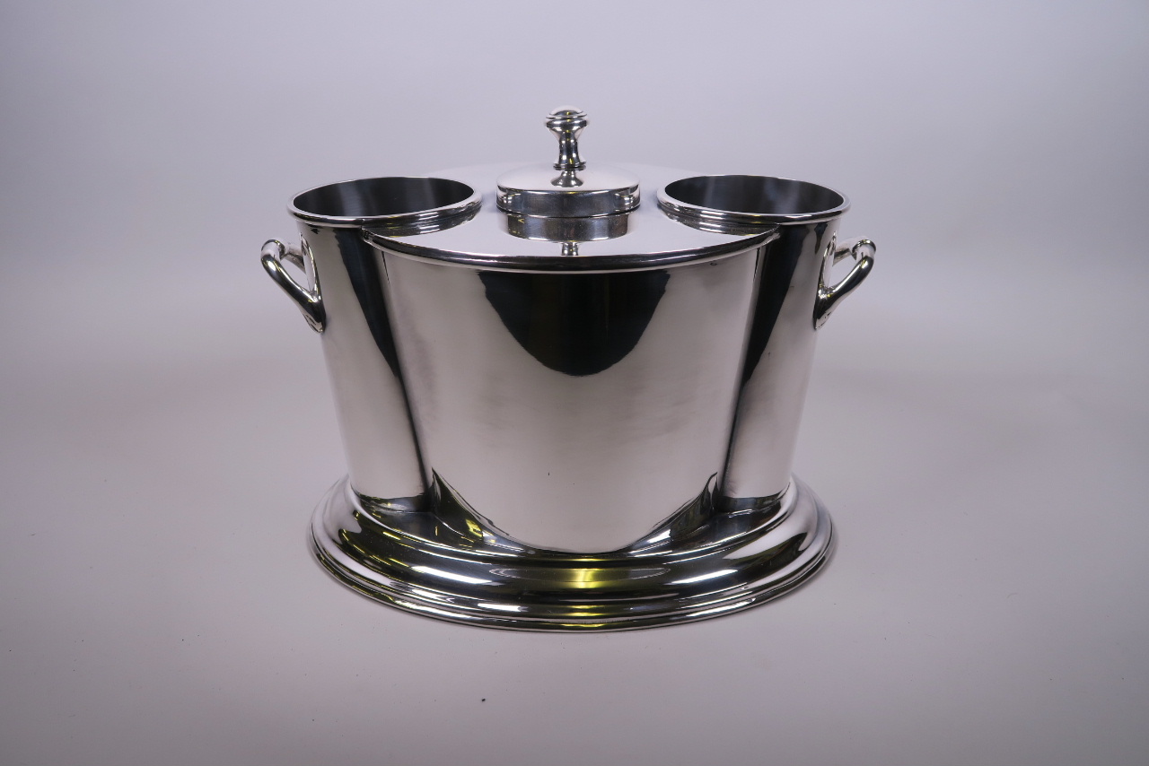 A silver plated twin section, two handled wine cooler, 12½" x 9" - Bild 2 aus 3