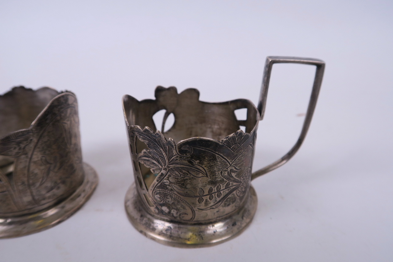 A pair of Russian silver plated tea glass holders with engraved floral decoration, and a set of four - Bild 4 aus 4