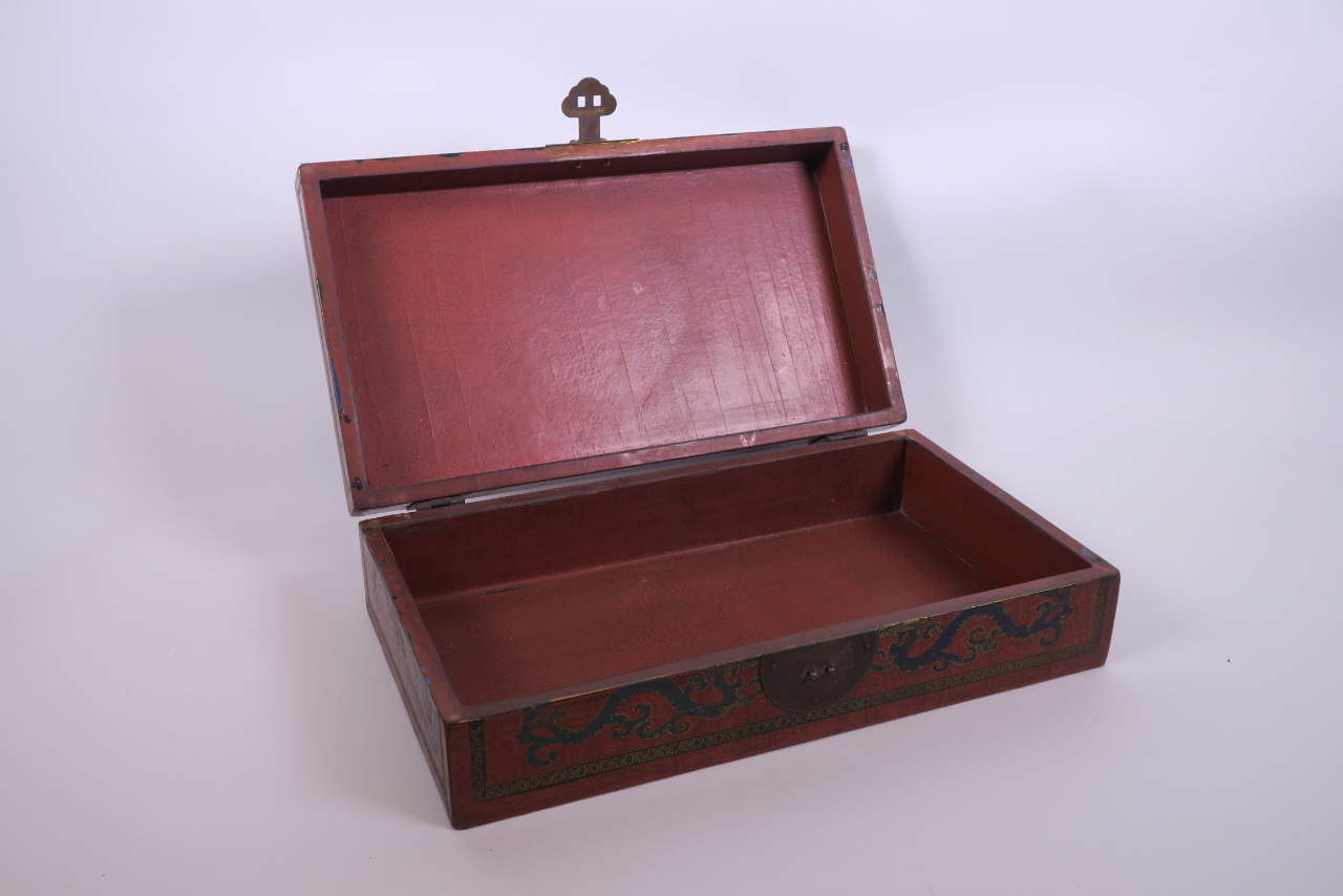 A Chinese red lacquer scribe's box decorated with figures pulling a cart, 13" x 7½" - Image 3 of 4