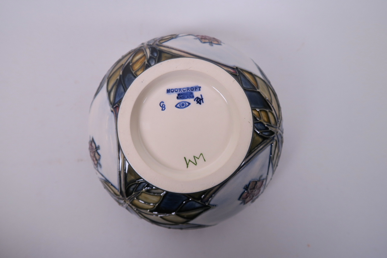 A Moorcroft bowl, with berry decoration, in original box, marks to base, 6½" diameter - Image 3 of 4