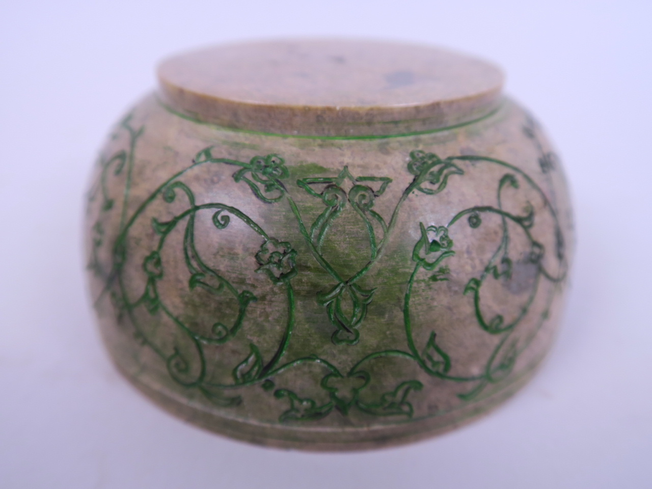 An Islamic soapstone bowl with green highlighted engraved decoration, 4½" diameter (chip to rim) - Bild 3 aus 4