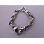 A silver chainlink bracelet with leopard's head decoration, 7" long