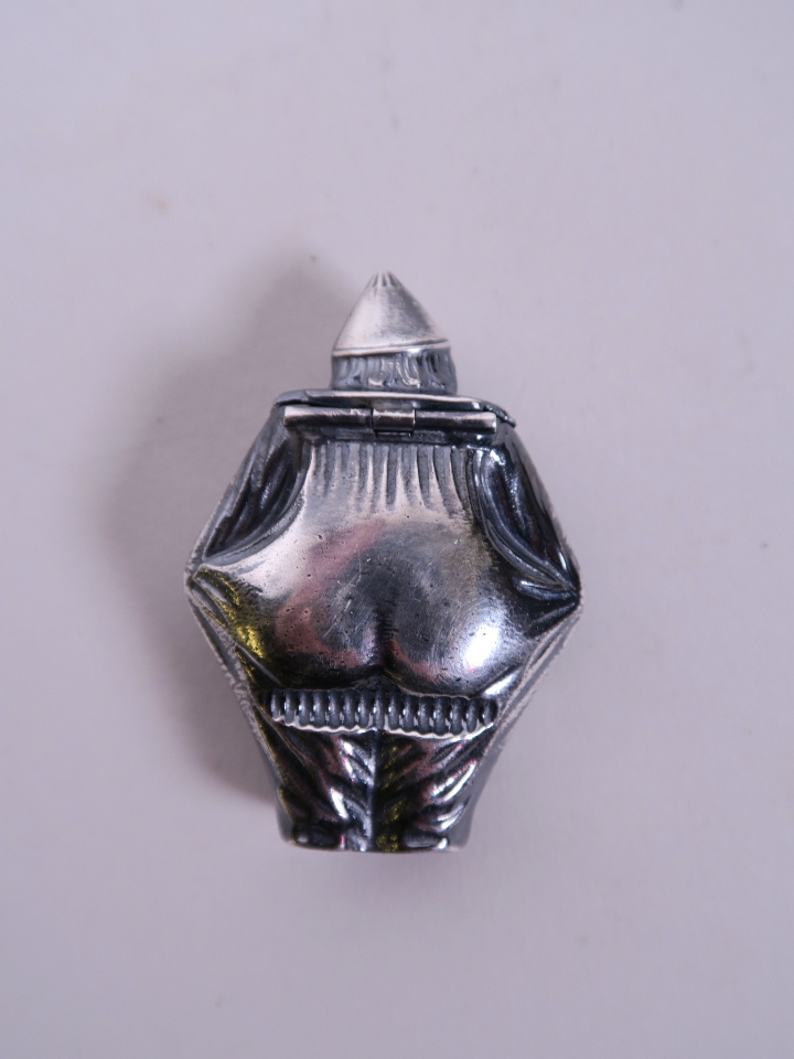 A silver plated vesta case in the form of a rotund clown, 1½" wide - Bild 2 aus 2