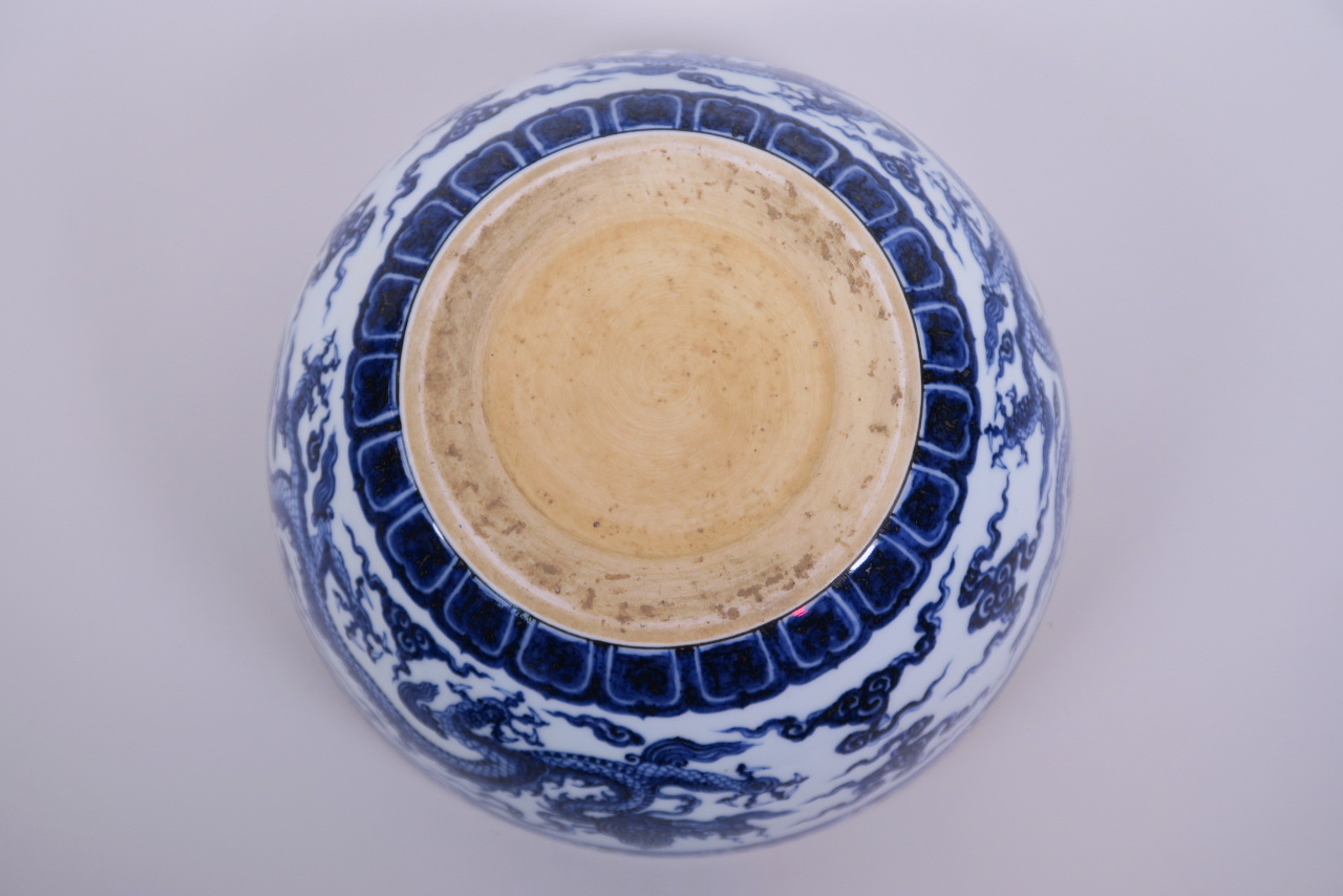 A large Chinese blue and white porcelain bowl decorated with two dragons, 6 character mark to - Image 3 of 3