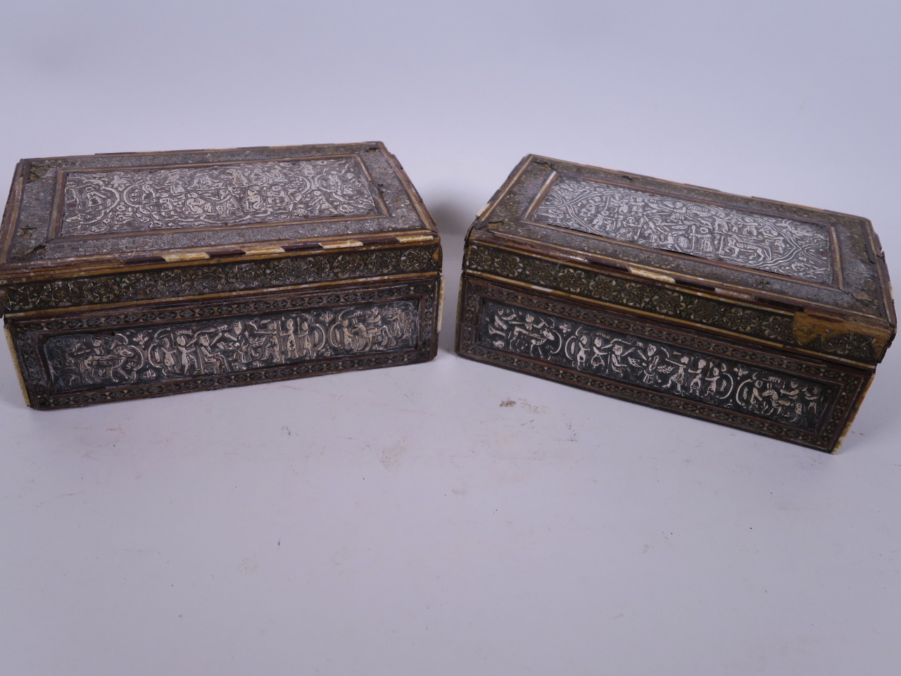 A pair of antique Indo-Persian cigarette boxes with silver plated panels embossed with many - Bild 2 aus 4