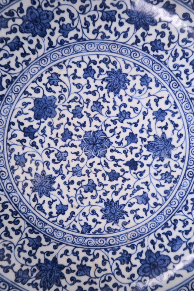 A Chinese blue and white porcelain charger with scrolling floral decoration, 12" diameter, seal mark - Image 2 of 4