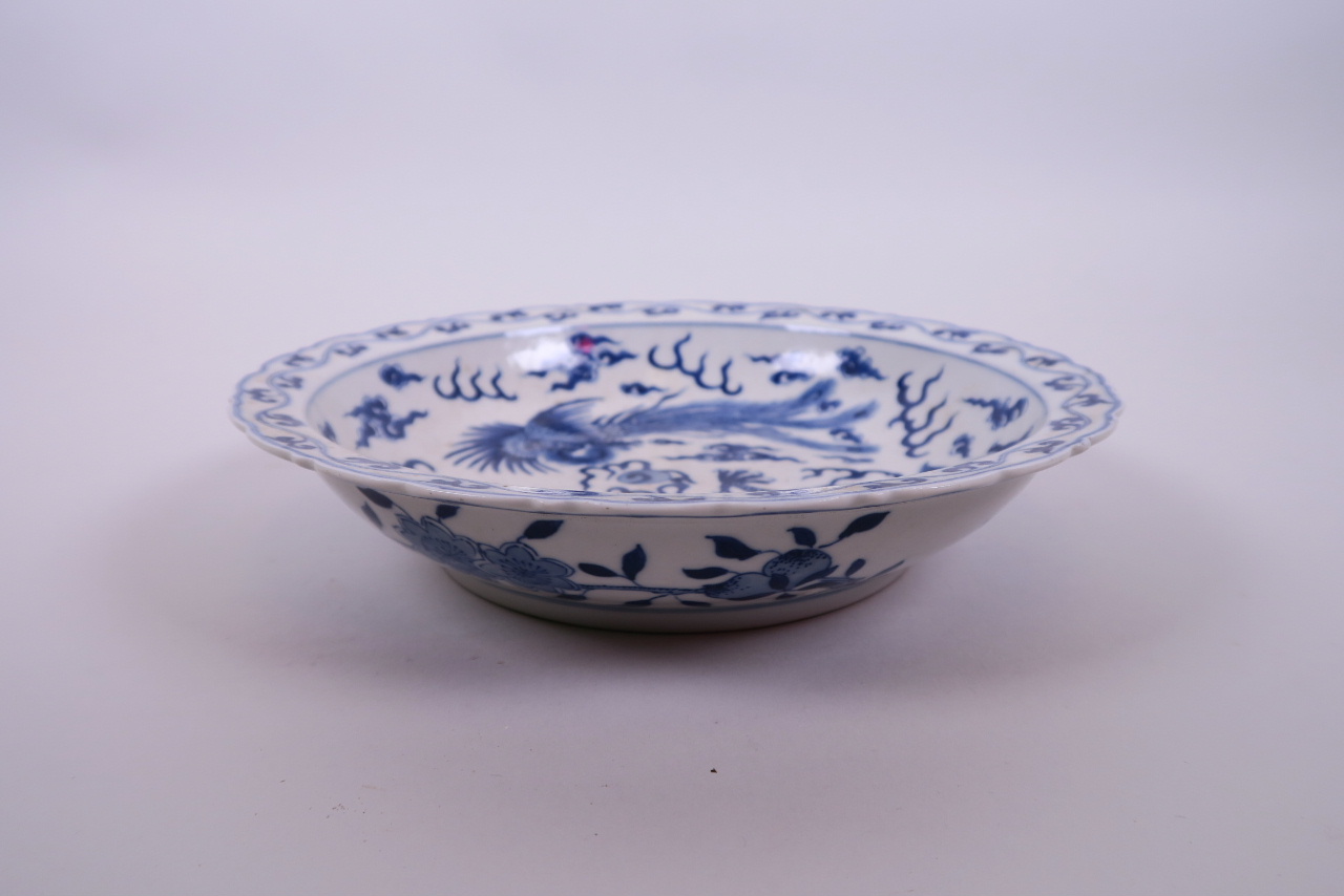 A Chinese blue and white porcelain dish with lobed rim, decorated with a dragon and phoenix - Image 3 of 4