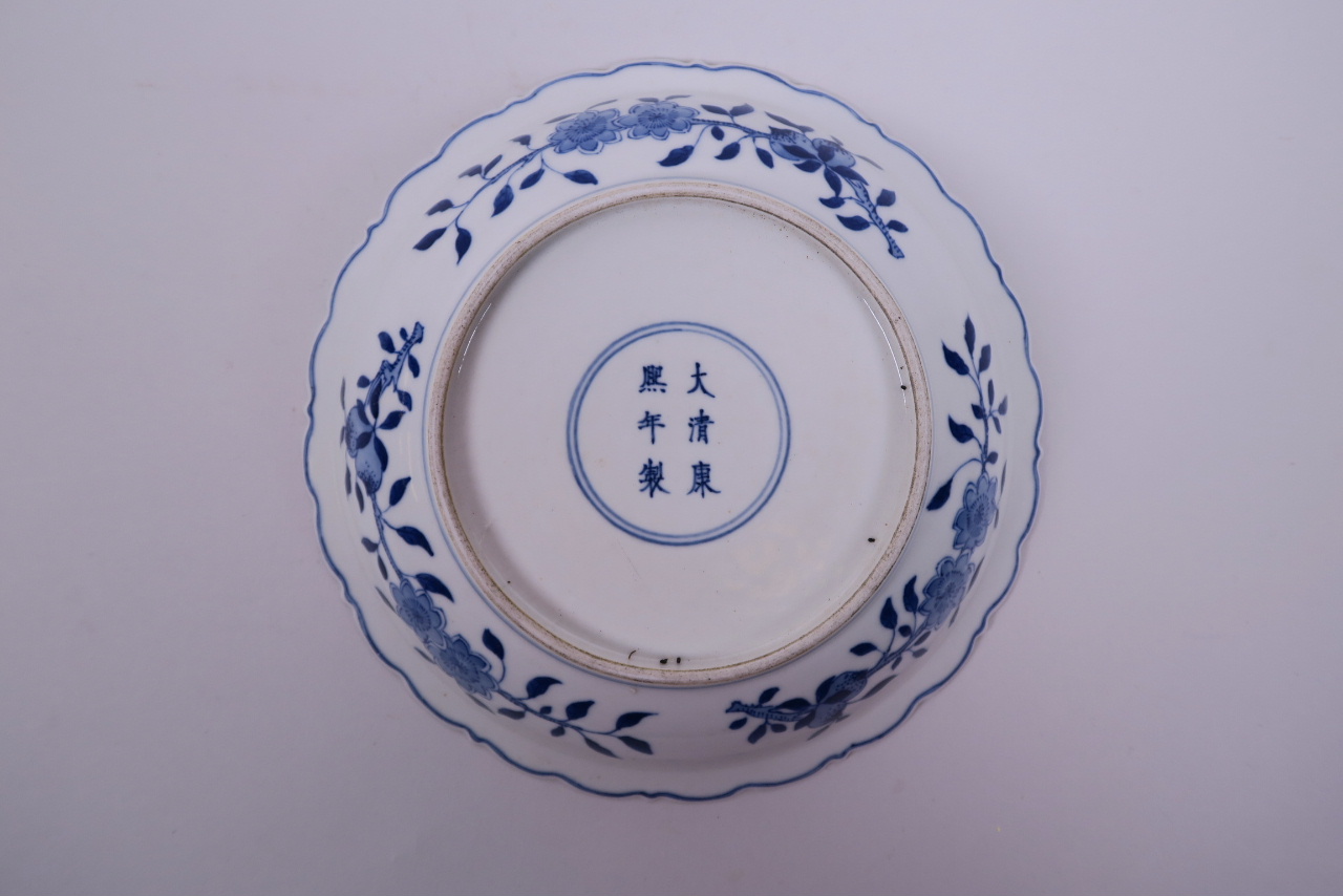 A Chinese blue and white porcelain dish with lobed rim, decorated with a dragon and phoenix - Image 4 of 4