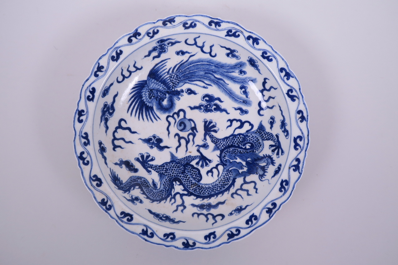 A Chinese blue and white porcelain dish with lobed rim, decorated with a dragon and phoenix - Image 2 of 4