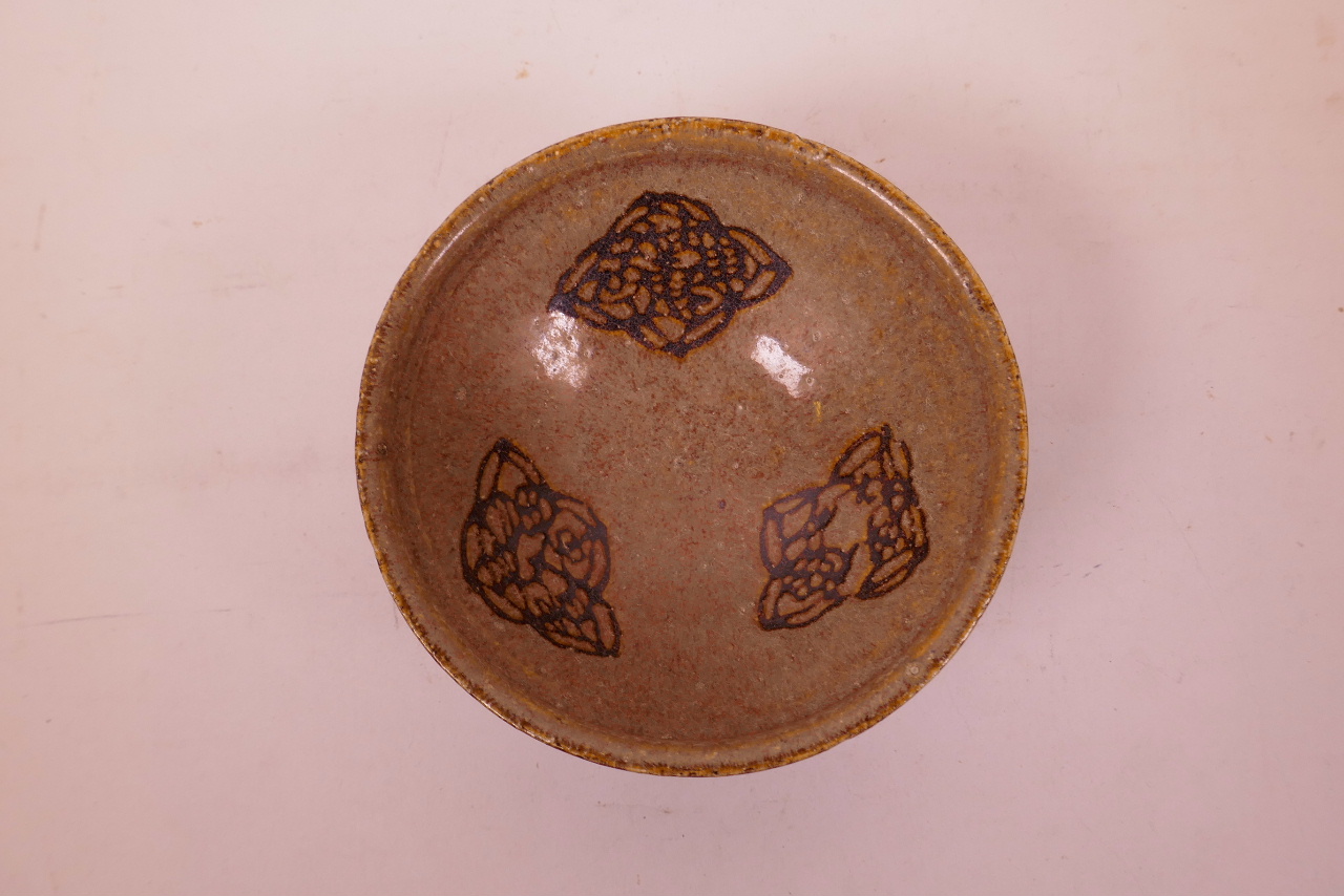 A Chinese Cizhou kiln pottery bowl with floral decoration to interior, 5½" diameter - Image 2 of 3