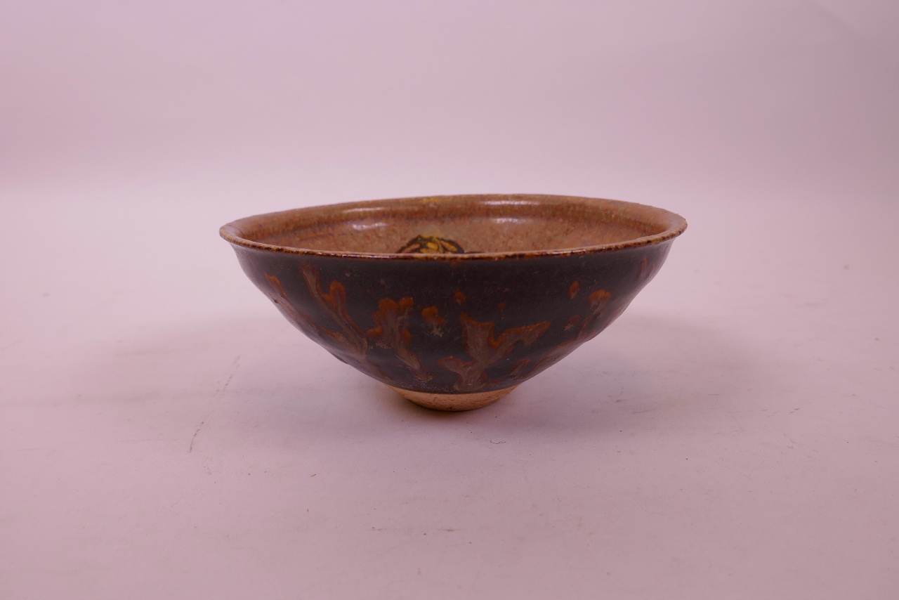 A Chinese Cizhou kiln pottery bowl with floral decoration to interior, 5½" diameter