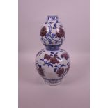 A Chinese blue and white double gourd vase with red fruit and lotus flower decoration, 6 character