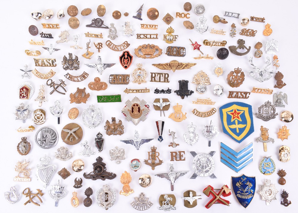 MIXED LOT OF MILTARY BADGES AND BUTTONS