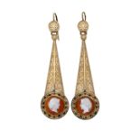 Pair of earrings in yellow gold and cameos