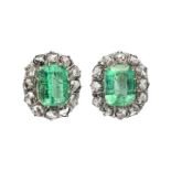 Pair of earrings in low gold, diamonds and emeralds