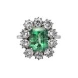 Daisy ring in white gold, diamonds and emerald