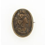 Brooch in gold low titer and lava cameo