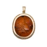 Pendant in gold low title and carnelian