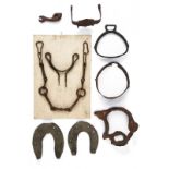 A lot of four stirrups, a pair of horseshoes and a horse bit