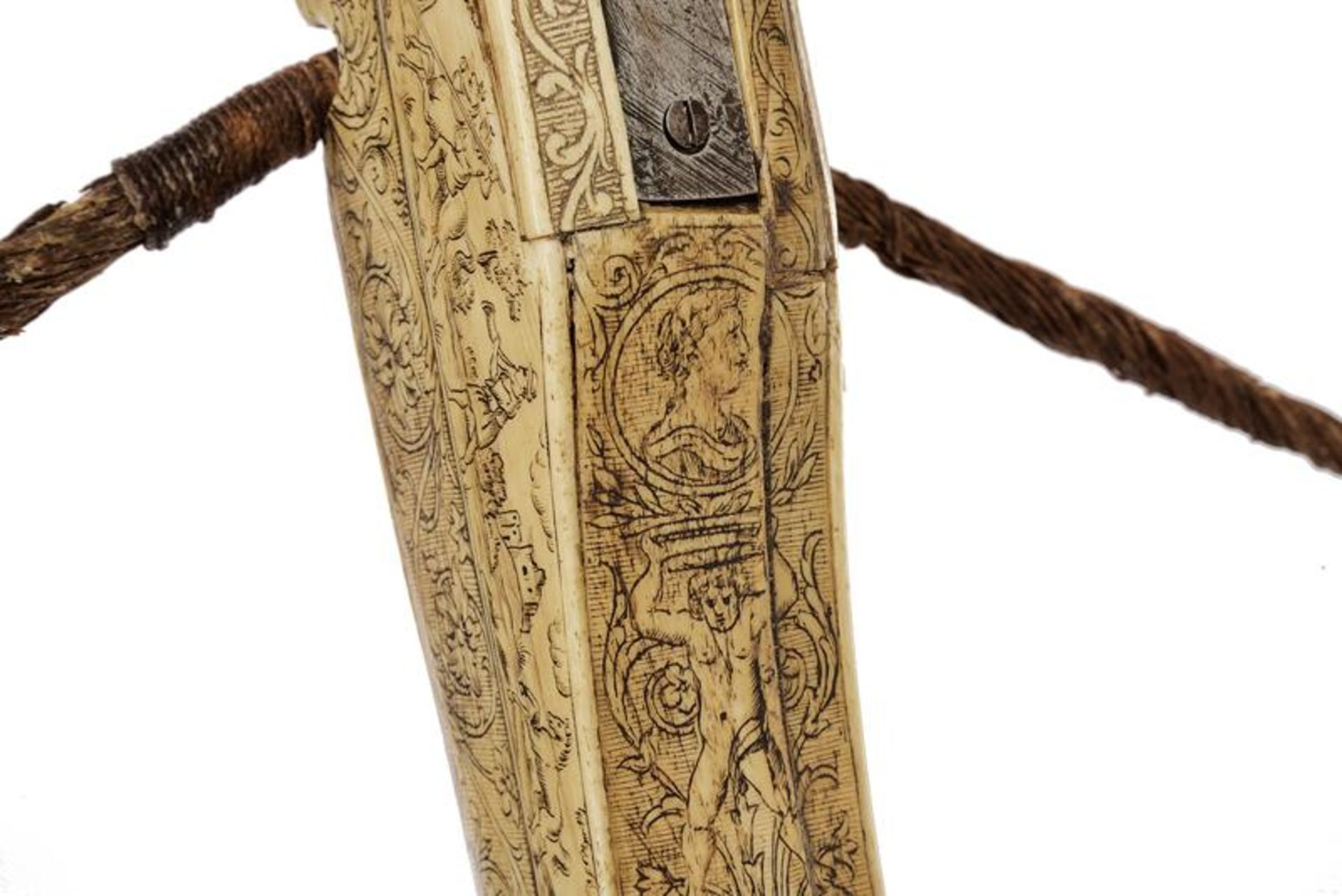A beautiful engraved crossbow with its windlass - Image 13 of 14