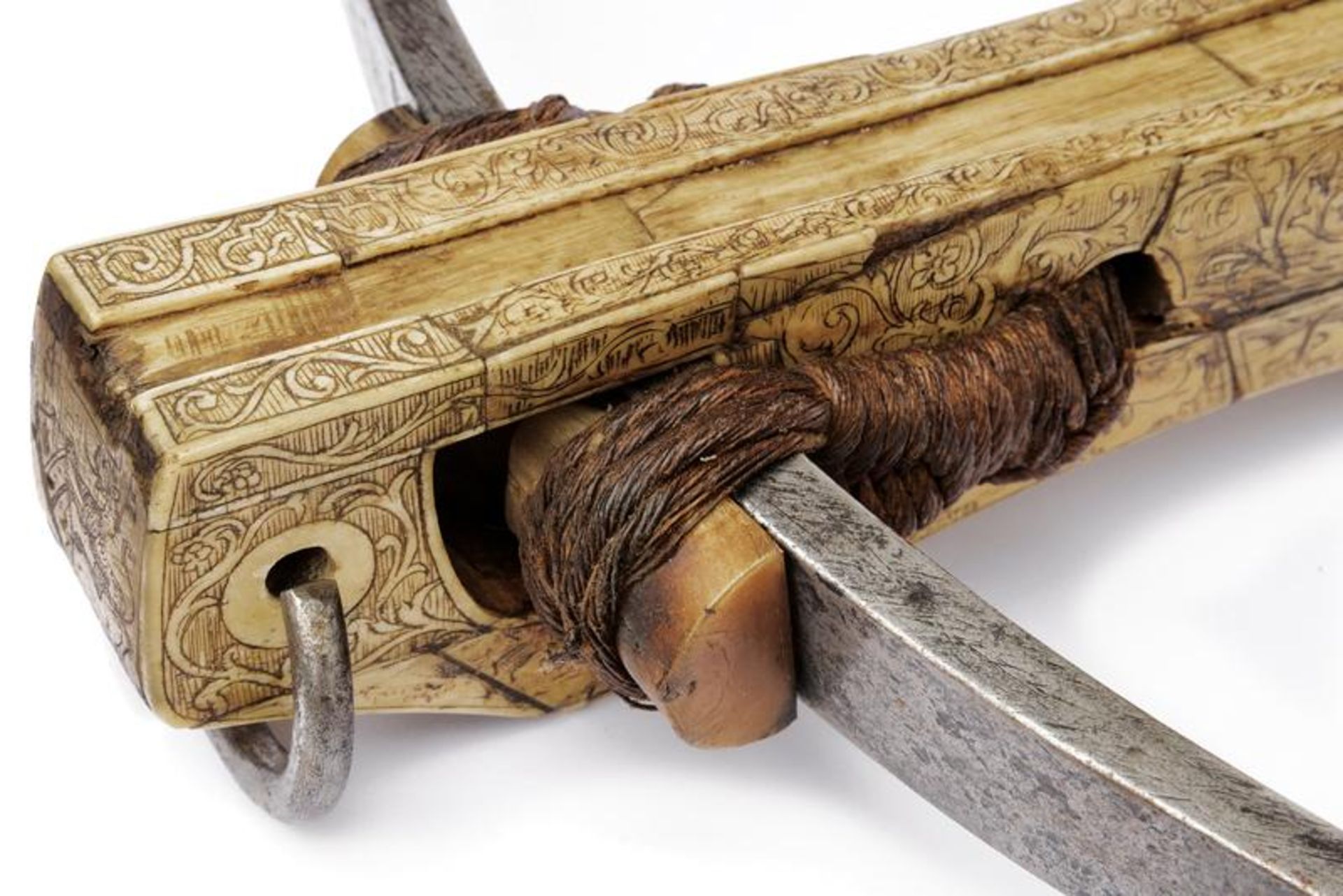 A beautiful engraved crossbow with its windlass - Image 2 of 14