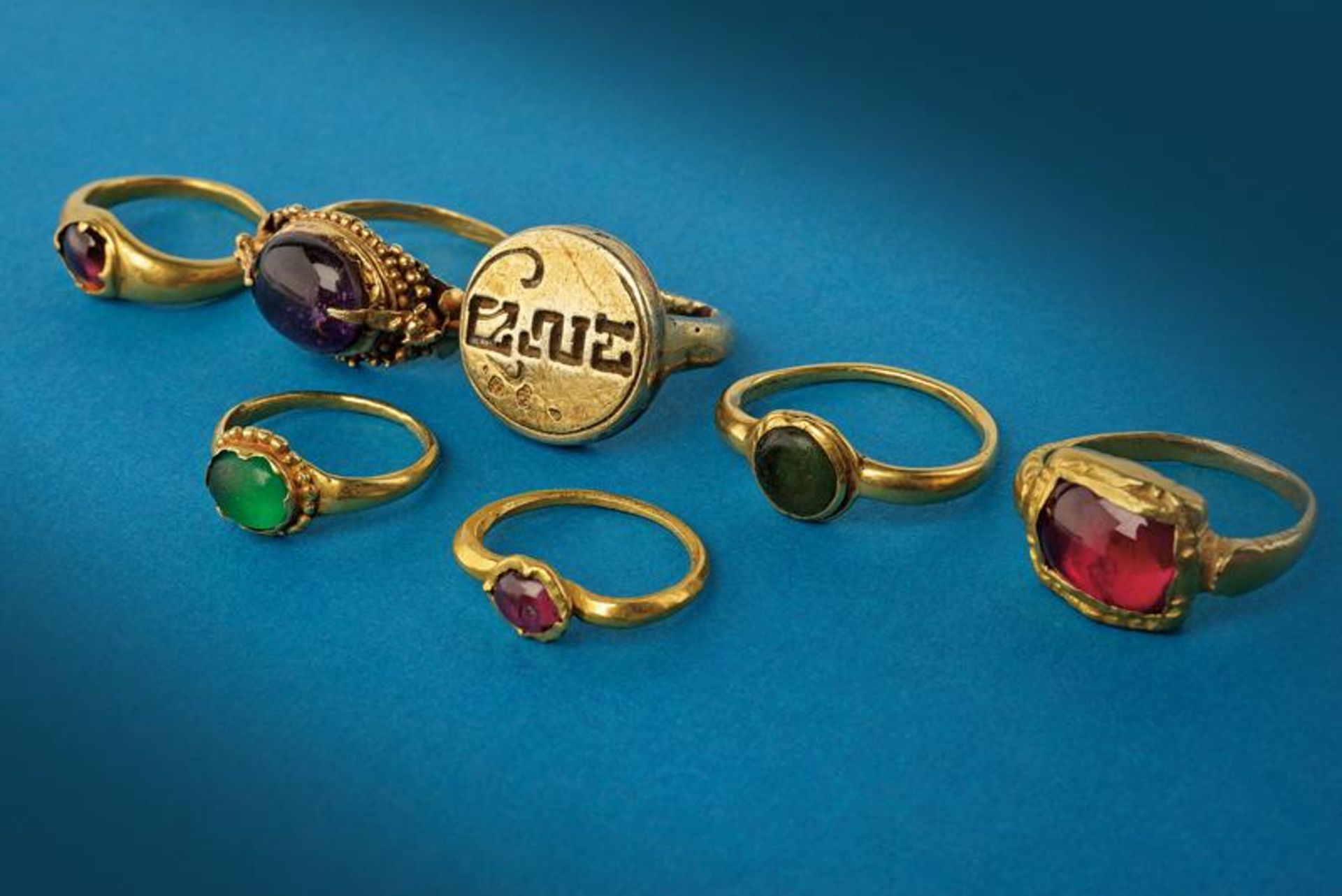 A lot of seven gold finger rings with stones