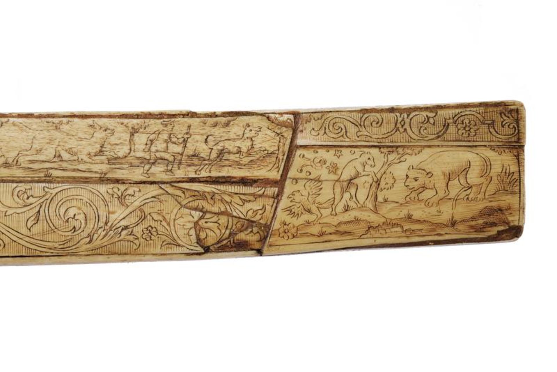 A beautiful engraved crossbow with its windlass - Image 11 of 14