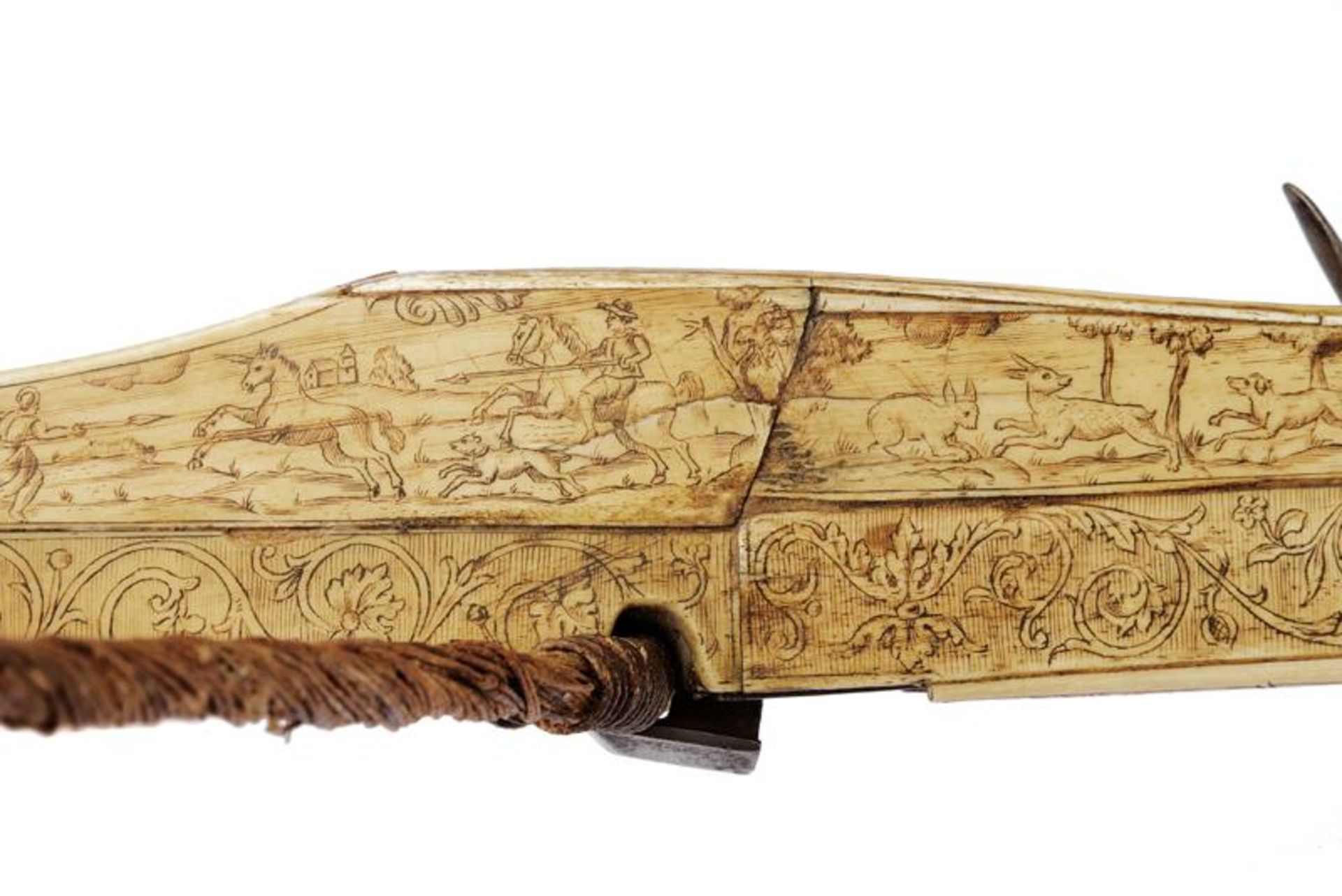 A beautiful engraved crossbow with its windlass - Image 10 of 14