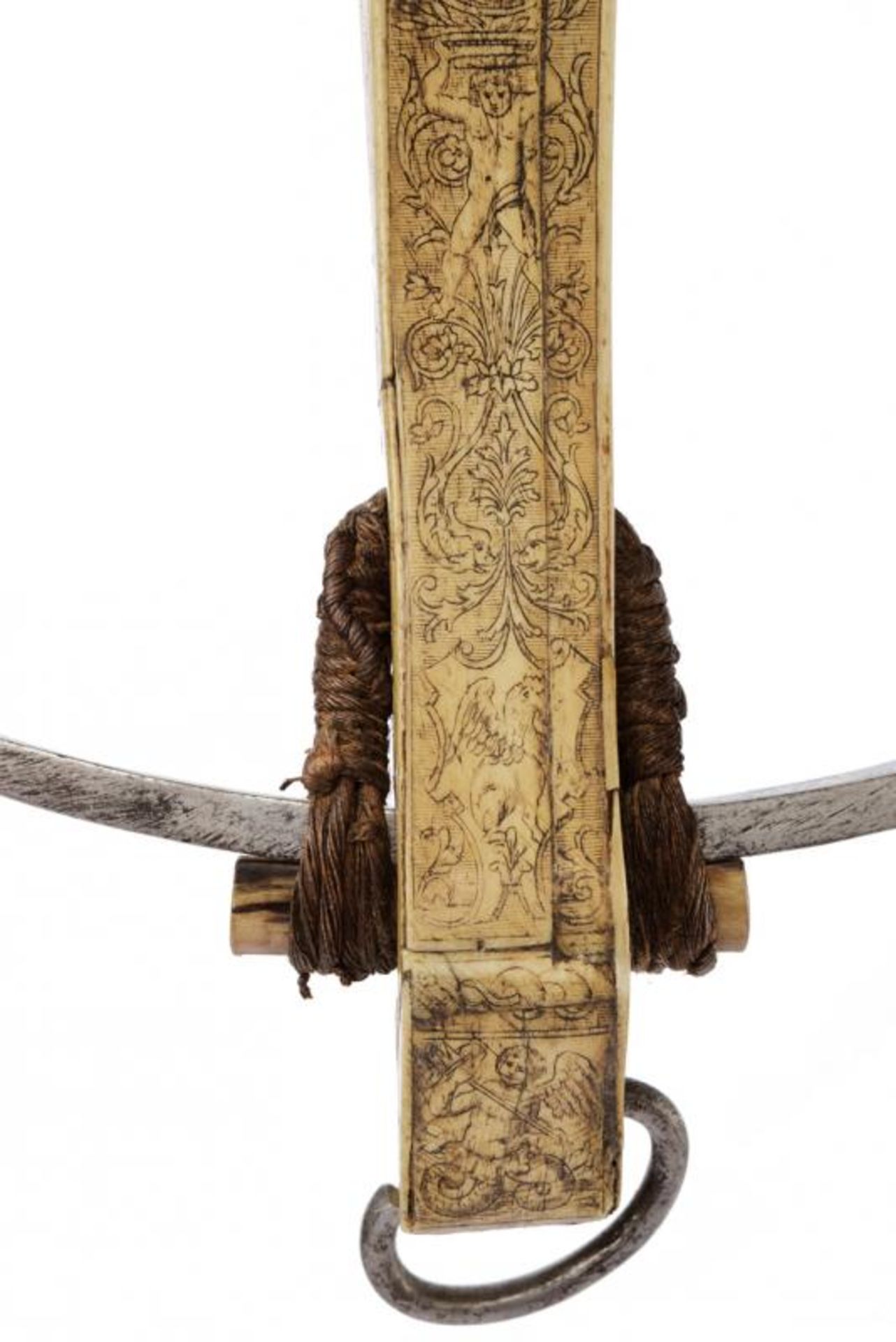 A beautiful engraved crossbow with its windlass - Image 12 of 14