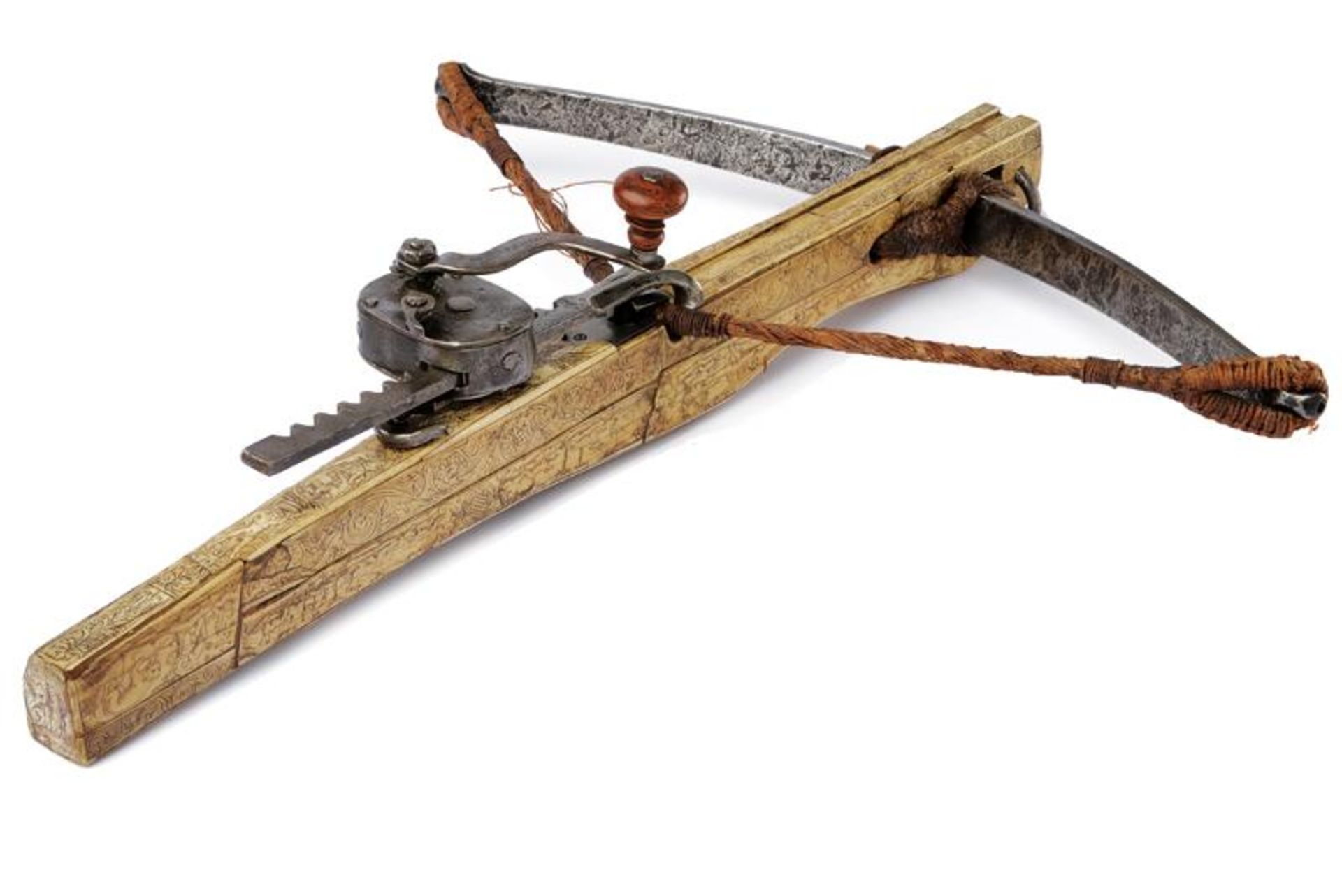 A beautiful engraved crossbow with its windlass - Image 4 of 14