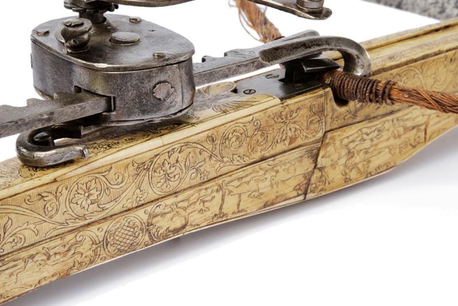 A beautiful engraved crossbow with its windlass - Image 5 of 14