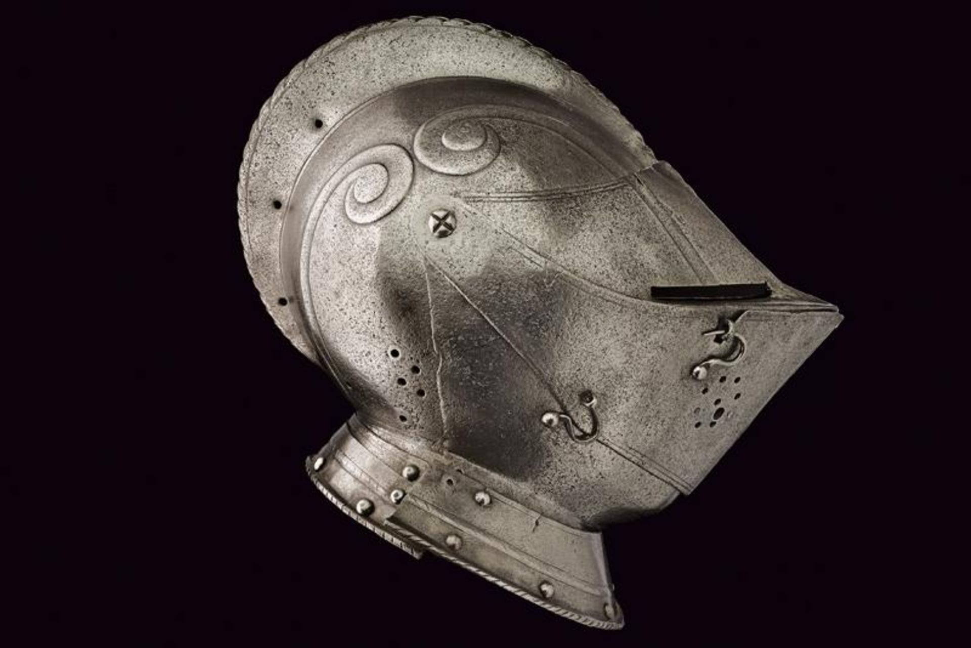 A closed helmet - Image 2 of 8