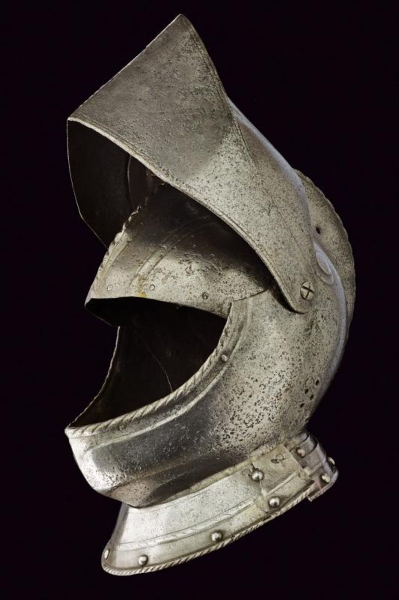 A closed helmet - Image 8 of 8