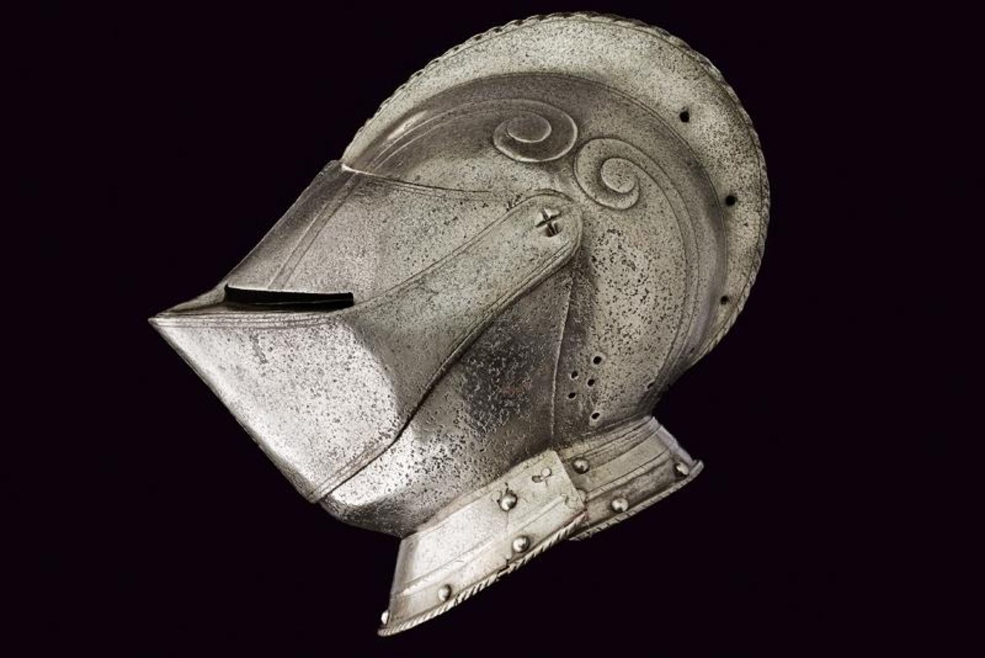 A closed helmet - Image 3 of 8