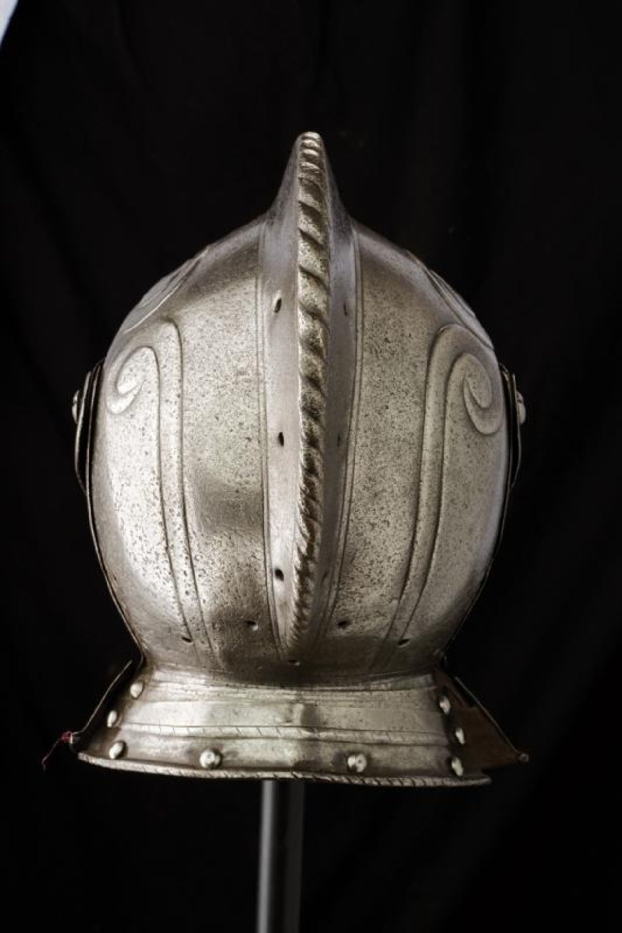 A closed helmet - Image 4 of 8
