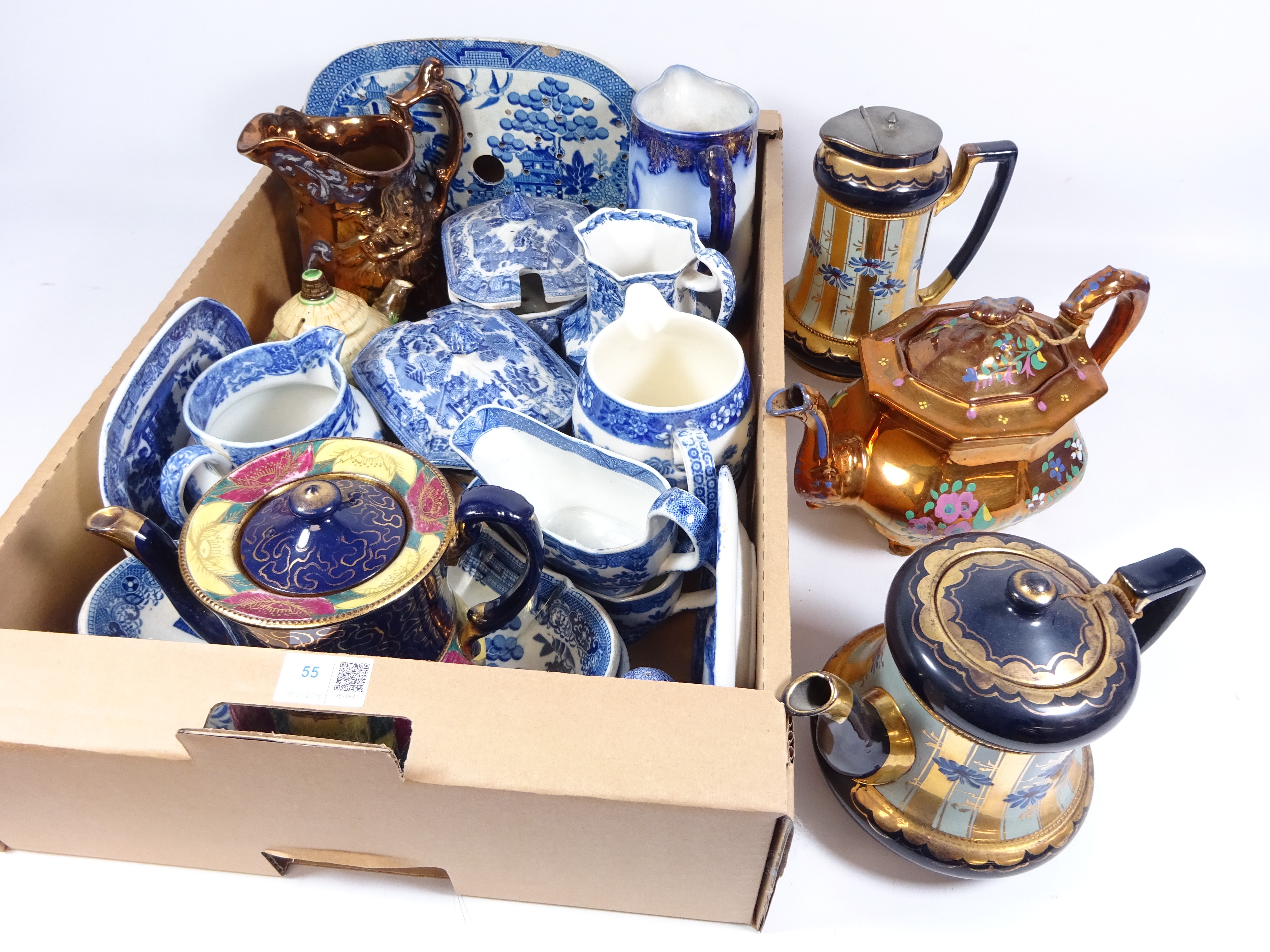 Early 19th Century Willow pattern drainer, two small lidded tureens, two quatrefoil shaped dishes,