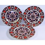 Set of three Royal Crown Derby Imari pattern no. 1128 dinner plates, D26.