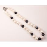 White and black freshwater pearl necklace Condition Report <a href='//www.