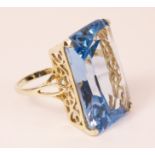 9ct gold emerald cut aquamarine coloured ring hallmarked 2.5cm x 1.8cm 11.