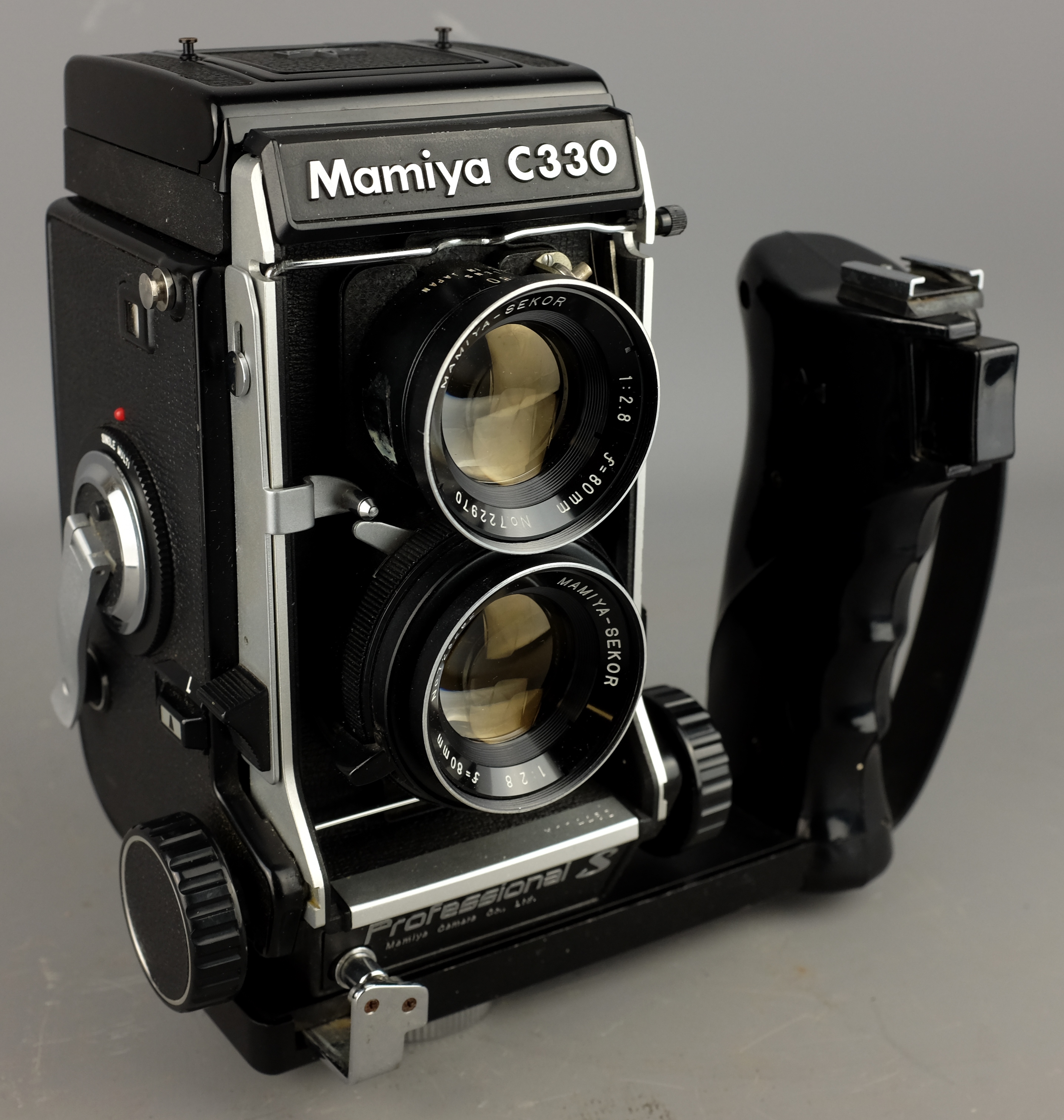 Mamiya C330 Professional S TLR Camera with Mamiya-Sekor 1:2.8 f=80mm lens No.722970/723282 & 1:4. - Image 7 of 11